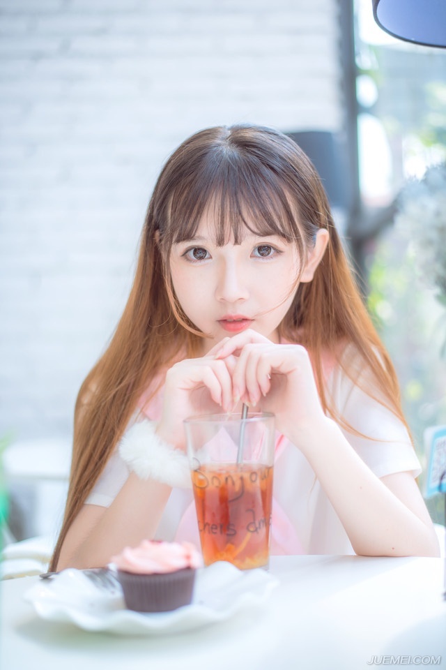 “周瑜怕是……已有死志。”贾诩对于周瑜的死倒是不怎么惊讶，看向吕布道：“孙权虽得周瑜之助得了江东之主的位置，但也因此，为周瑜自己埋下了祸根，他当时所展现出来的影响力太大了，大到只要他有这个想法，可以随时从孙权手中，将江东基业拿过来，这是为上位者最为忌惮的事情，孙策有那个魄力和足够的能力去驾驭周瑜，但孙权显然没有。”